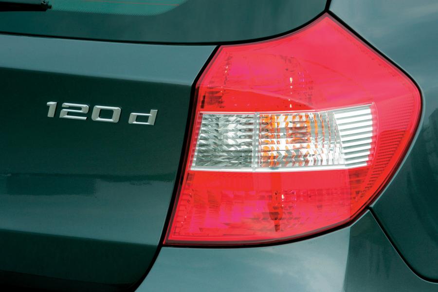 Логотип BMW 120d 5-Door (E87) 2004 года  (фото 2 из 37)